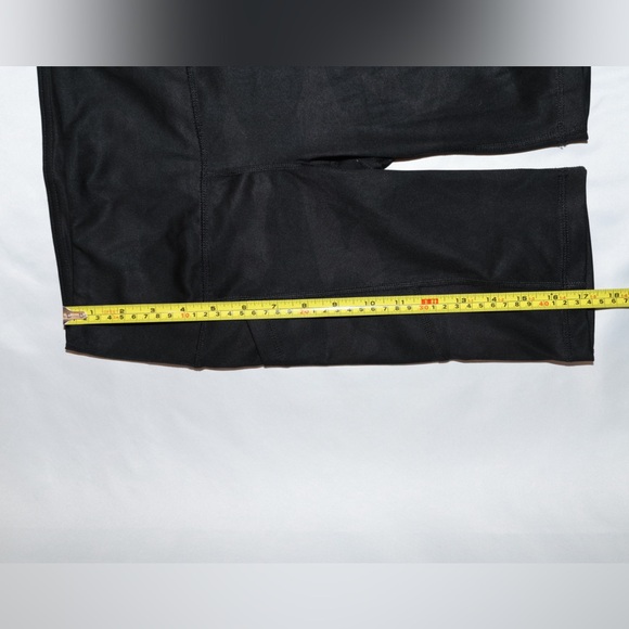 Yogalicious Lux Black Camo Biker Shorts w/Phone Pockets NWOT Size XS - Picture 7 of 8